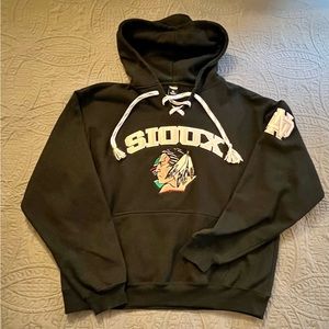 UND Fighting Sioux | Vintage Hockey Sweatshirt/ Hoodie | Women’s XL